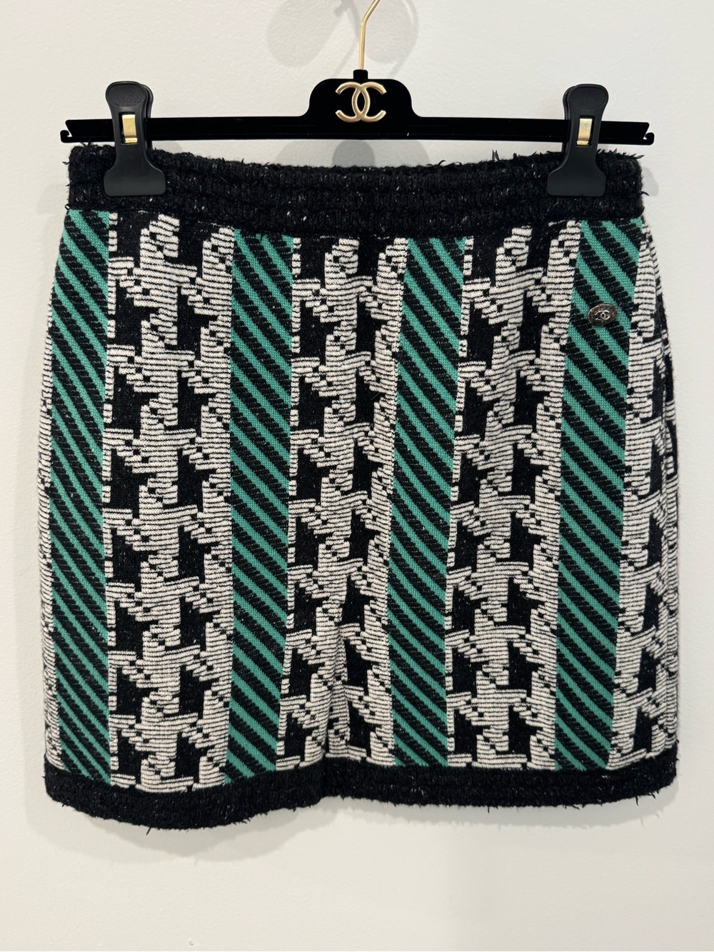 CHANEL 2024A Pre Fall Métiers D’Art Runway Black, White Green Knit Mini Skirt 38